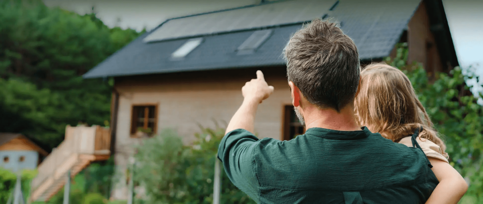 Familie vor ihrem neuen Zuhause